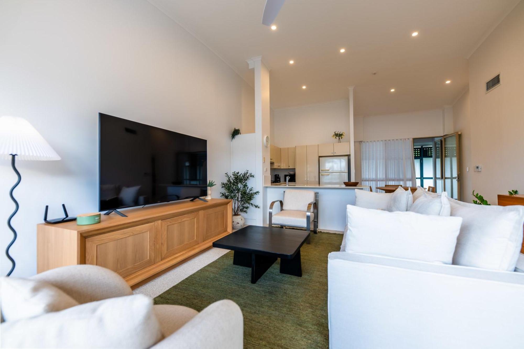 3 Bedrooms 2 Bathrooms W Parking & Pool Apartment *
