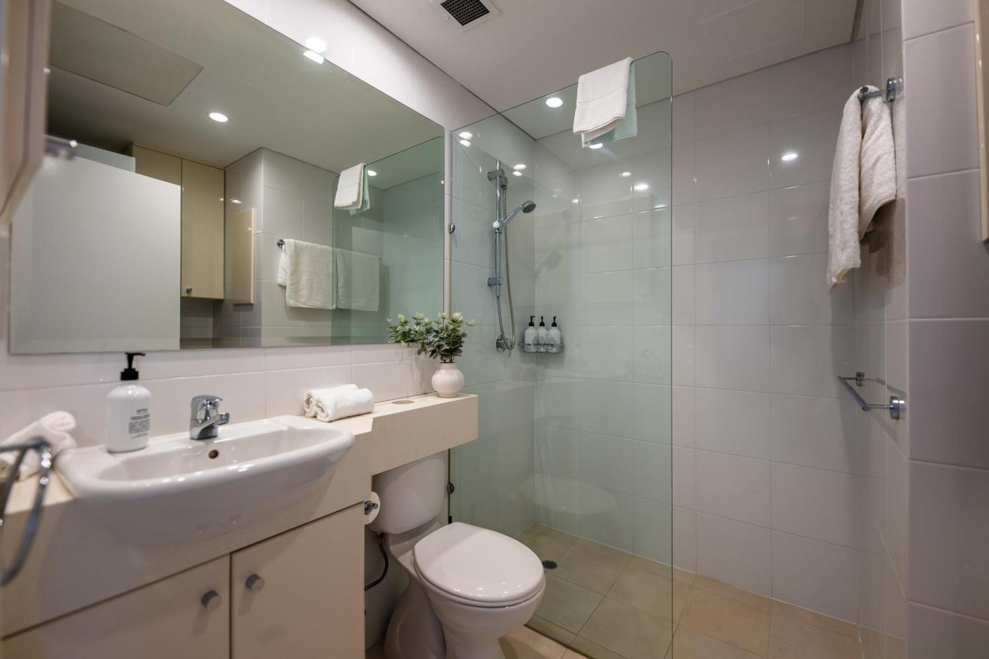 3 Bedrooms 2 Bathrooms W Parking & Pool Apartment
