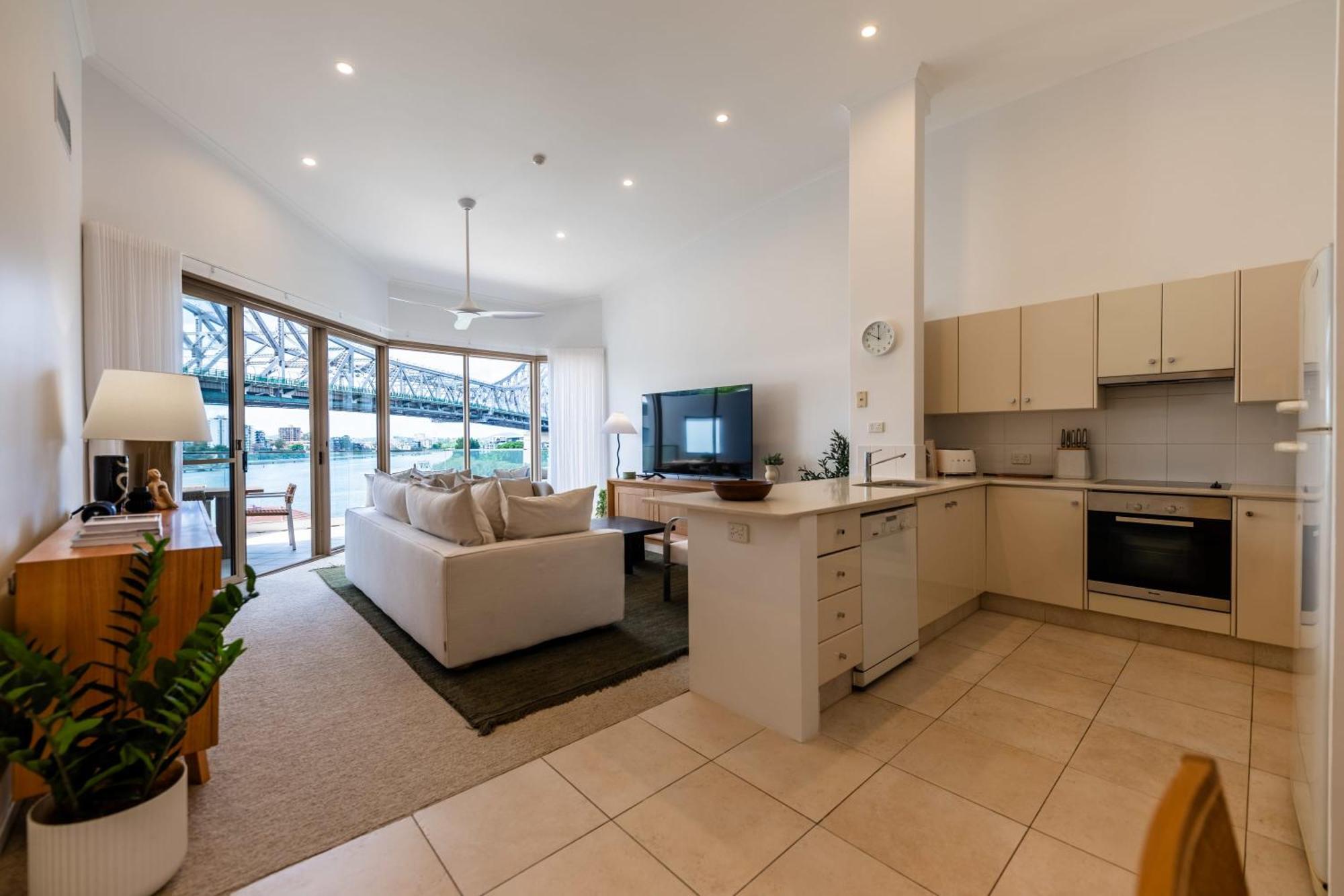 Apartment 3 Bedrooms 2 Bathrooms W Parking & Pool *